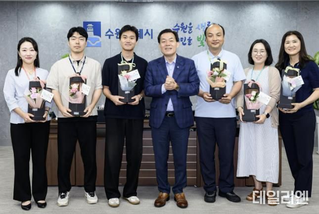이재준 수원시장(가운데)이 친절왕 공무원들과 함께하고 있다.