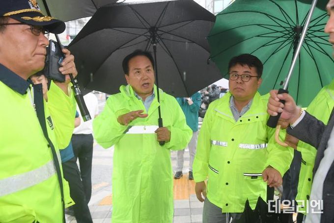 이권재 오산시장이 지난 18일 오전 남촌대교 인근에서 현장점검회의를 하는 모습. (사진 왼쪽부터) 박정웅 오산경찰서장, 이권재 시장, 김동구 한강유역환경청장.