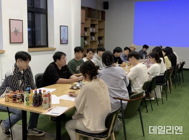청년협업마을 입주자 내부운영협의회 회의 모습