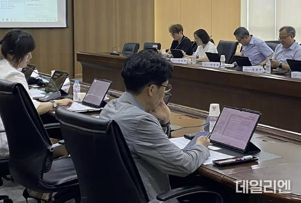 성남시가 17일 시청 산성누리 회의실에서 태블릿PC를 이용한 '종이 없는' 건축위원회를 열고 있다