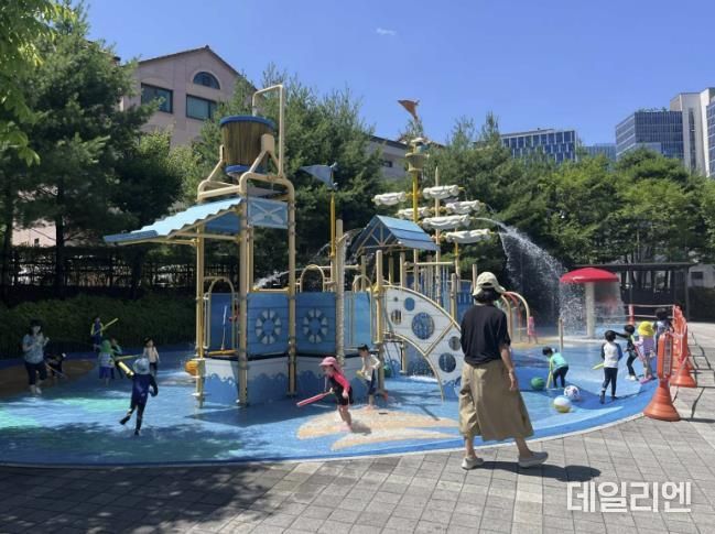 수원시 영통구 고래등어린이공원 물놀이시설에서 지역 어린이들이 물놀이를 하고 있다.