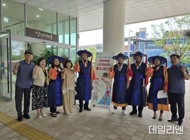 정찬해 수원화성문화제 공동위원장(왼쪽에서 5번째)와 위원들이 전통의상을 입고 홍보활동을 하고 있다.