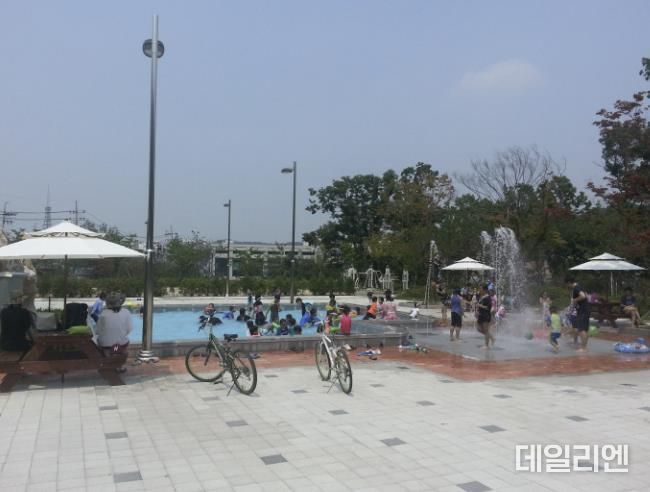 시흥시, 청사 야외휴게공간에 어린이 물놀이 시설 개장
