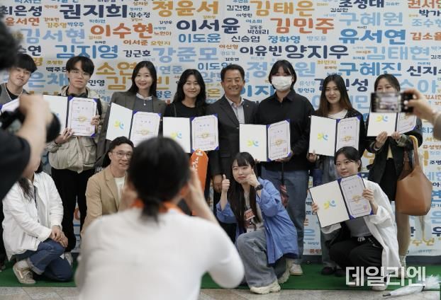 지난 4월 수원시청소년청년재단 청년네트워크 단원으로 위촉된 청년들이 기념촬영을 하고 있다.