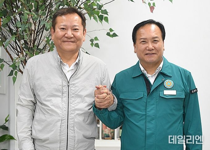 이권재 오산시장이 지난해 9월 이상민 행정안전부 장관을 만나 재난안전 및 생활환경 개선을 위한 주요 사업 필요성에 대해 설명하는 모습.