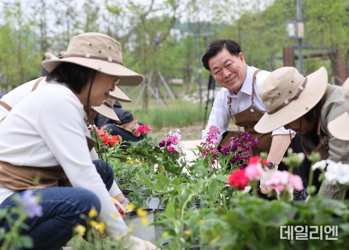 지난 4월 개최된 광명시 새빛정원관리단 발대식에서 박승원 광명시장이 봉사자들과 함께 정원을 가꾸고 있다