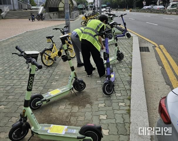 개인형 이동장치 단속 및 견인 장면