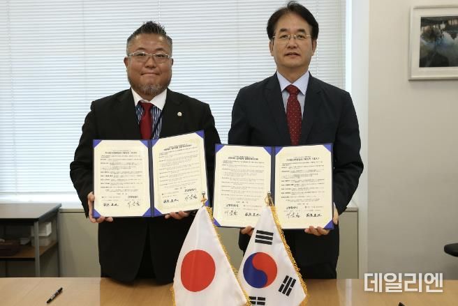 고양시-Vbest(베리베스트)법률사무소 업무협약 체결식((좌)하기와라 타츠야, (우)이동환 고양특례시장)
