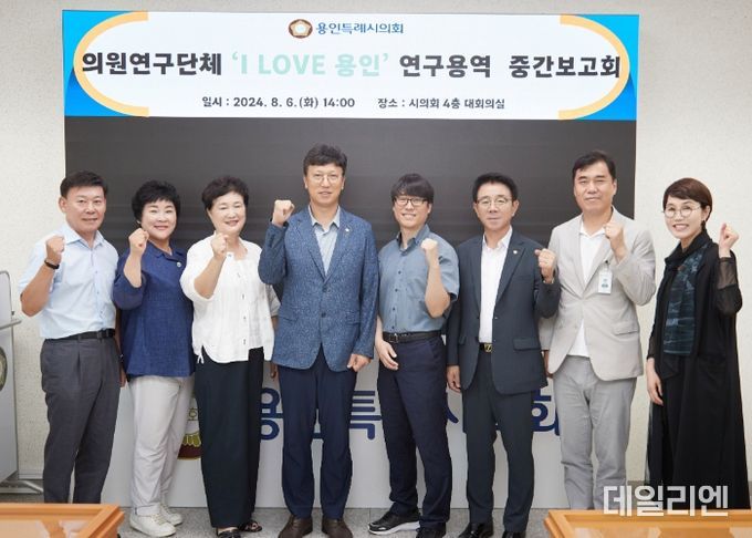 연구 과제 중간보고회 참석자들이 기념 촬영을 하고 있다.