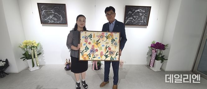 주은화 작가 작품 기증식_(좌측부터) 주은화 작가, 김봉식 수원문화원장