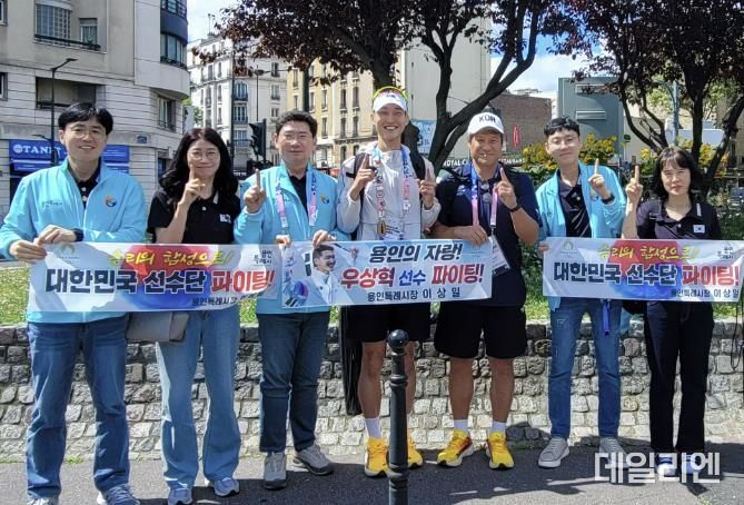 이상일 용인특례시장은 7일(현지시각) 파리 올림픽 높이뛰기 예선을 통과한 우상혁 선수를 현지에서 응원하고 격려했다
