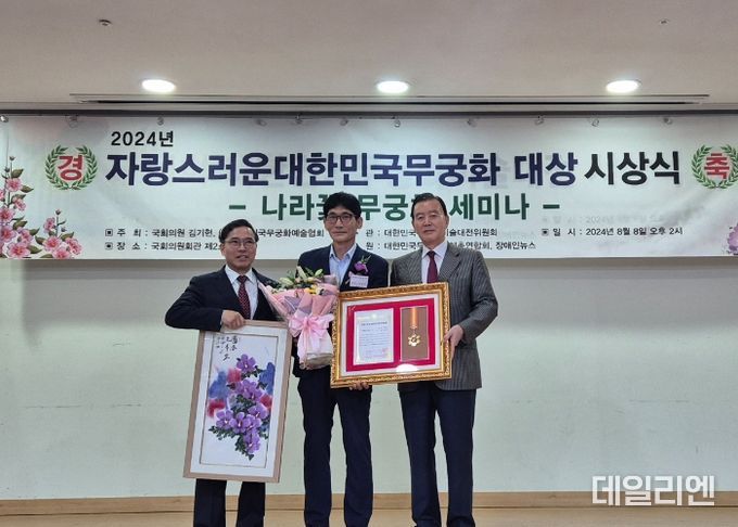 송성덕 수원시 공원녹지사업소장(가운데)이 수상 후 기념촬영을 하고 있다.