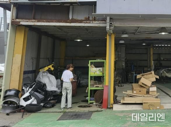 용인특례시 수지구 관계자가 기타수질오염원인 운수장비 정비시설을 점검을 하고 있다
