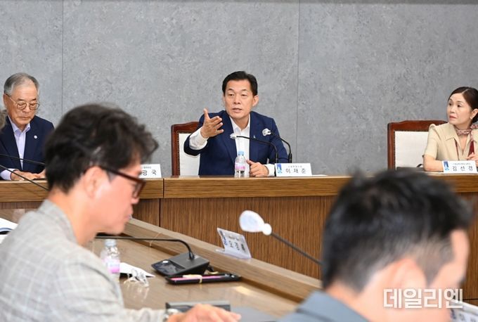 이재준 수원시장(앞줄 가운데)과 제2기 수원시 체육진흥협의회 위원들이 함께하고 있다.