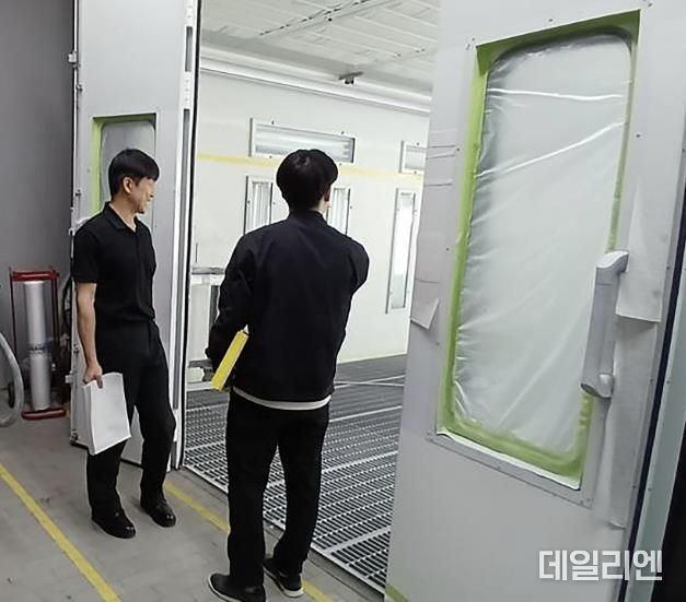성남시 공무원들이 지난 6월 3일 수정구 시흥동 도장시설(대기오염물질 배출시설)을 점검하고 있다