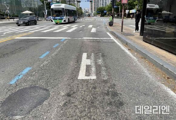 중앙차로 버스정류장 도로