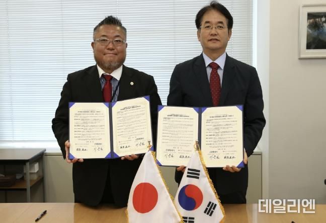 고양시-Vbest(베리베스트)법률사무소 업무협약 체결식((좌)하기와라 타츠야, (우)이동환 고양특례시장)