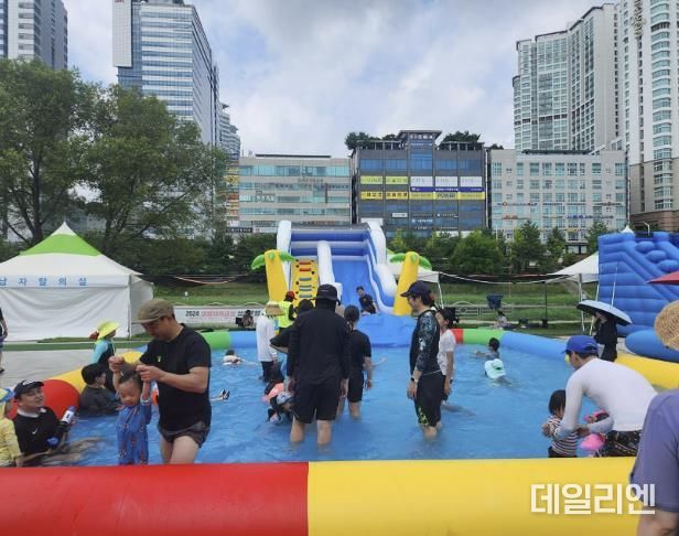 성남시 분당구 야탑동 탄천운종장 앞 이동식 물놀이장