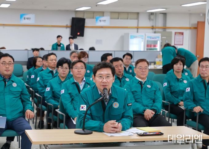 이상일 용인특례시장이 19일 시청 을지연습장에서 을지연습 상황보고를 받고 있다.