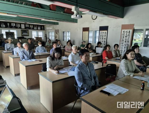 용인특례시는 19일 수지구 상현동 심곡서원 산앙재(교육관)에서 ‘심곡서원 역사공원 조성 주민설명회’를 열었다.
