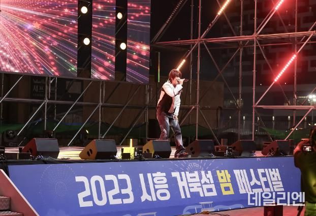 지난해 거북섬 해양축제 마지막 날 개그맨 겸 가수 다나카가 공연하고 있다.