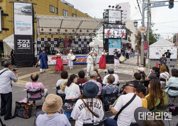 지난 1~3일 아사히카와 교류협력 35주년을 기념해 수원시가 파견한 대표단 중 공연단이 풍물공연을 선보이고 있다.