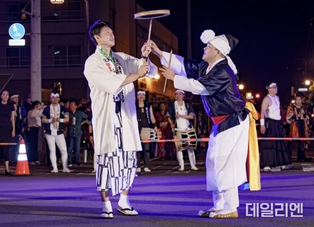 지난 1~3일 아사히카와 교류협력 35주년을 기념해 수원시가 파견한 전통공연단과 아사히카와 시장이 합동 공연을 하고 있다.