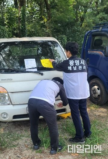 체납 차량을 영치하는 모습
