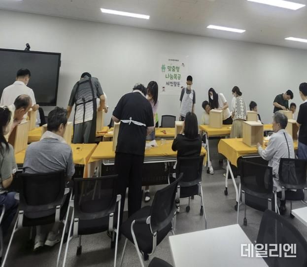 용인특례시가 마련한 나눔목공 체험 프로그램에 참여한 청소년들의 모습