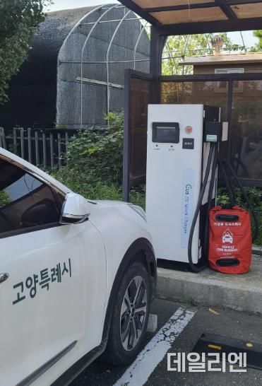 공용차량 전기충전소에 비치된 차량용 질식 소화포