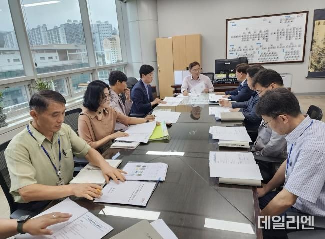 용인특례시는 21일 황준기 제2부시장 주재로 기흥저수지 관리 기관인 한국농어촌공사와 함께 녹조 대책 마련을 위한 긴급회의를 열었다.