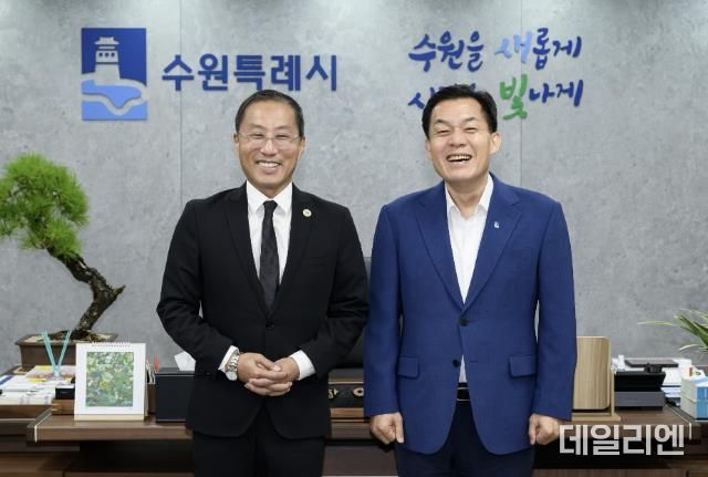 이재준 수원시장(오른쪽)과 프레드 정 풀러턴시장이 함께하고 있다.