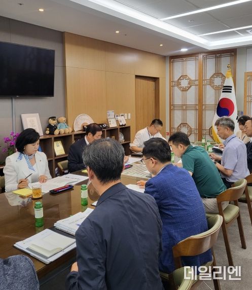 경기도의회 부의장 정윤경 도의원 제11대 후반기 출범 이후, 의회 사무처 운영 현황 및 현안 업무보고 받아