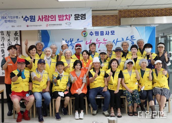 수원시자원봉사센터와 수원중사모는 26일 오전 보훈원을 방문해 국가유공자를 대상으로 짜장면 봉사를 했다.