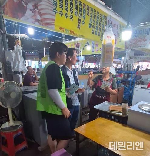 성남시 중원구청 공무원이 지난 8월 19일 모란민속5일장에서 상인에 쓰레기 분리배출에 관한 홍보 활동 중이다