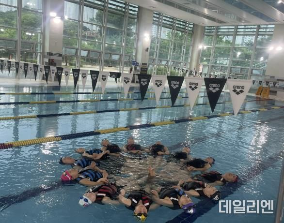 용인특례시가 시민을 대상으로 물 속에서 체온을 유지하는 생존수영 방법을 교육했다