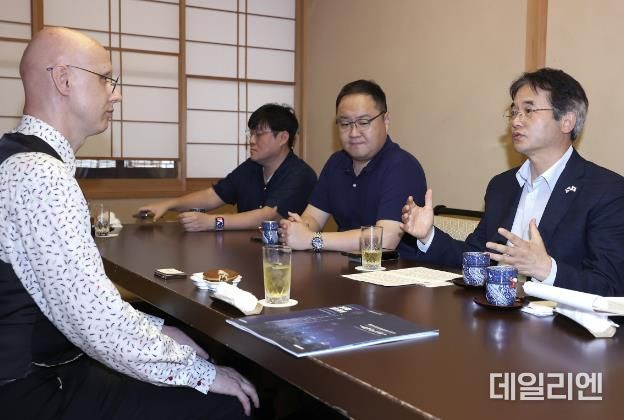 일본게임보존협회 조셉 레돈 이사장에게 고양경제자유구역 설명하는 이동환 고양특례시장