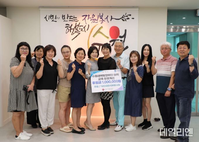 이만세 한식부 김미경(오른쪽에서 여섯 번째) 회장과 임원들이 지난달 27일 수원시자원봉사센터 1층 착한공터에서 수원경실련 김상연(맨 오른쪽) 공동대표와 최영화(오른쪽에서 일곱 번째) 수원시자원봉사센터장이 기념촬영을 하고 있다.