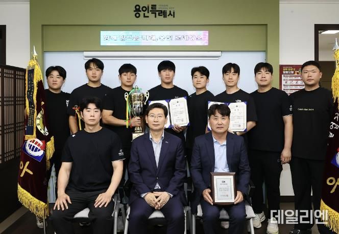 용인특례시 직장운동경기부 소속 검도팀의 우승 트로피 봉납식이 2일 시청 시장실에서 열렸다