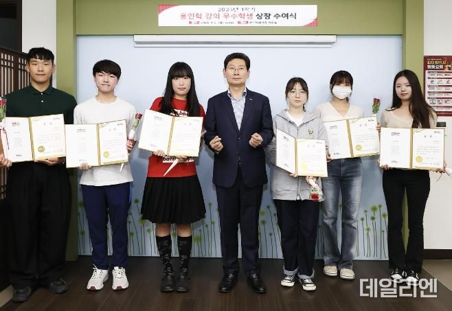 이상일 용인특례시장이 2일 용인학 우수 수강생 8명에게 표창한 후 기념촬영을 하고 있다
