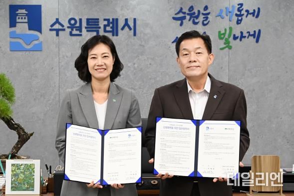 이재준 수원시장(오른쪽)과 여인미 초록우산어린이재단 경기지역본부장이 업무협약 체결 후 함께하고 있다.