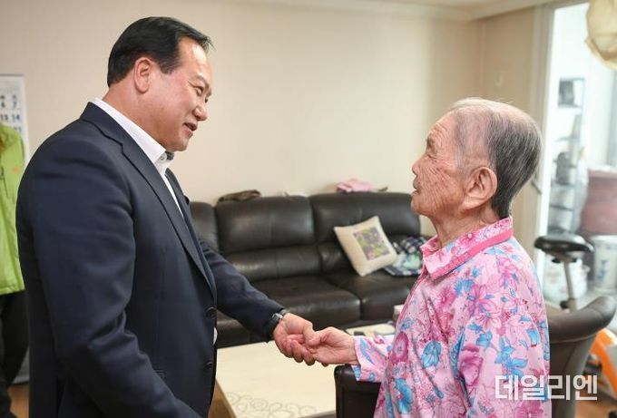 이권재 오산시장이 관내 노인을 찾아 위문하고 격려하고 있는 모습