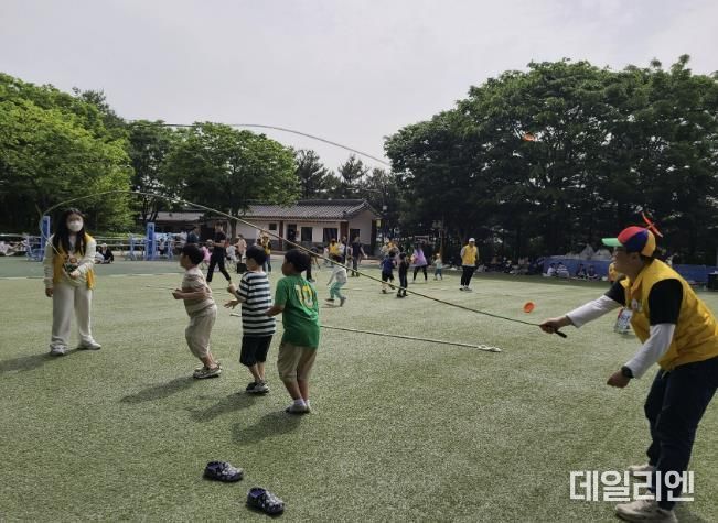 지난해 5월 성남시 수진공원서 열린 팝업 놀이터 때 긴 줄넘기