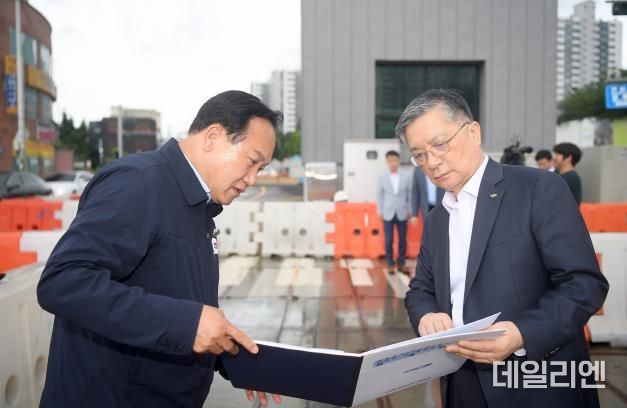 이권재 오산시장이 LH 이한준 사장과 관내 주요 도로현안을 점검하는 모습