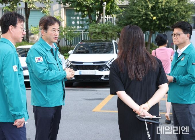 이동환 고양특례시장이 화재 발생 아파트 주민의 이야기를 듣고 있다.