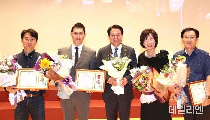 최대호 안양시장(가운데)이 4일 강당에서 2024년 안양시 양성평등 유공자들과 기념촬영을 했다