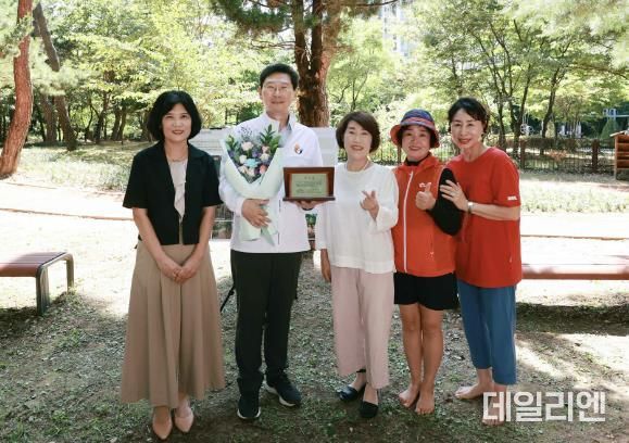 이상일 용인특례시장이 4일 동백3동에 맨발길을 조성해줘 감사하다며 주민들에게 감사패를 받았다