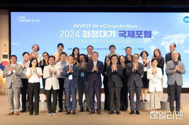 5일 오전 경기경제과학진흥원에서 김동연 경기도지사, 반기문 반기문재단 이사장, 강금실 경기도 기후대사, 국제기구 관계자, 국내외 전문가 등이 기념촬영을 하고 있다.