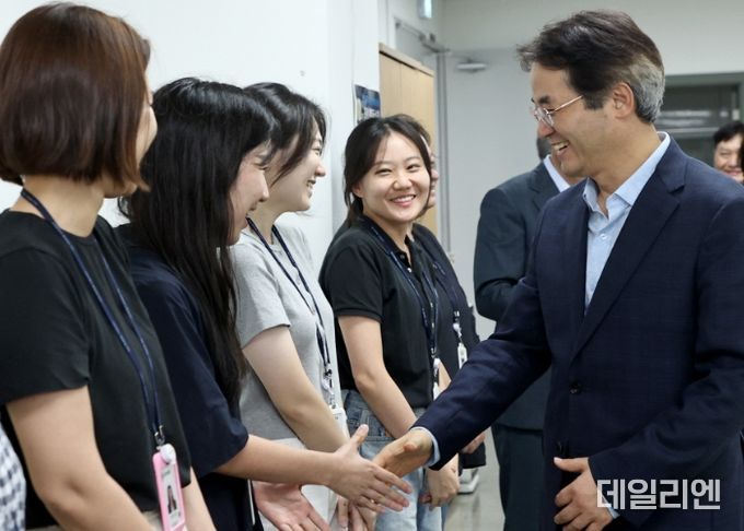 구청을 방문해 직원들과 악수를 나누고 있는 이동환 고양특례시장
