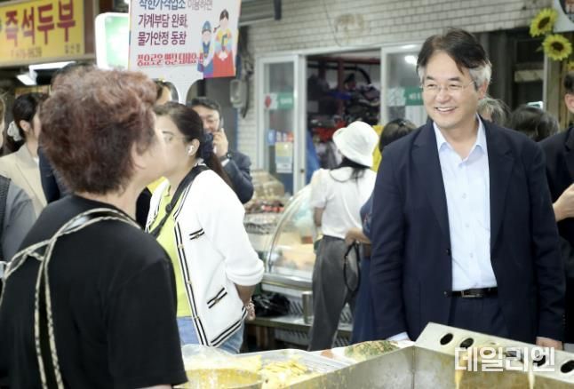 지난해 추석 맞아 전통시장 방문한 이동환 고양특례시장